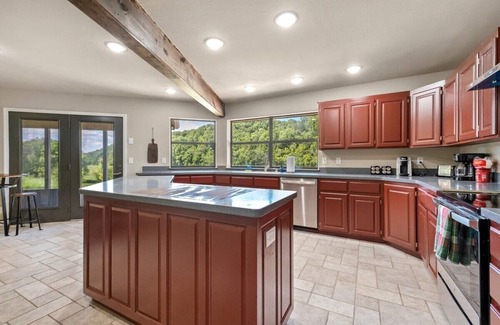 Little Flock House | Brush Creek Ranch On 112 Acres of Land Sleeps 12