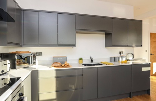 Bont Newydd Cottage | BRYN MIN MANTON PENTHOUSE, pet friendly, with hot tub in Caernarfon