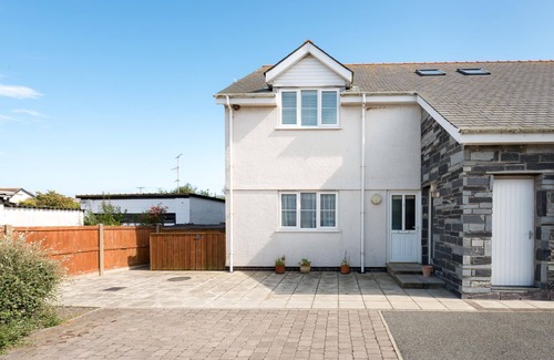 Rhosneigr Cottage | Bryns Eglwys: Pet-friendly two bed holiday apartment in Rhosneigr