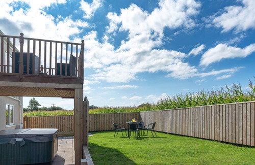 Kidwelly Apartment | Bryntowy (sleeps 6).