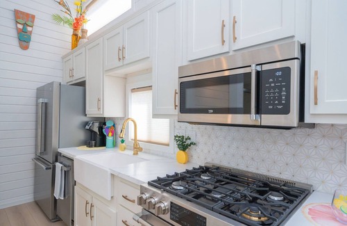 Parker Strip House | Bubbles and Brews, Premium Views at Roadrunner Resort