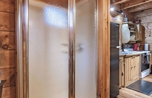 Logan Cabin | Buckeye Loft Couples Cabin: Dog + Budget-friendly log home near Hocking River