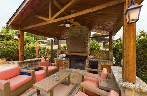 Northside House | Buckle n Boots BNB - 20 minutes to downtown and pool