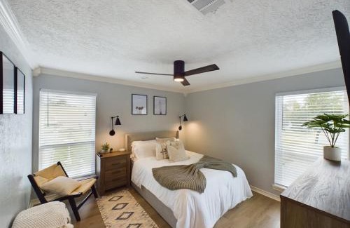 Northside House | Buckle n Boots BNB - 20 minutes to downtown and pool