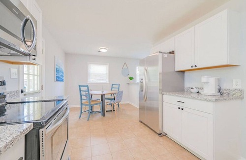 Hampton House | #Buckroe Bungalow ~Escape to the Beach 2mins Away!