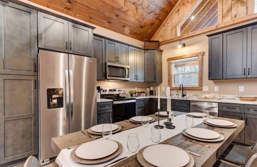 Ellijay Cabin | Bucks & Bourbon-Luxury– 3 King Beds Hot Tub Fire Pit Game & Movie Rooms