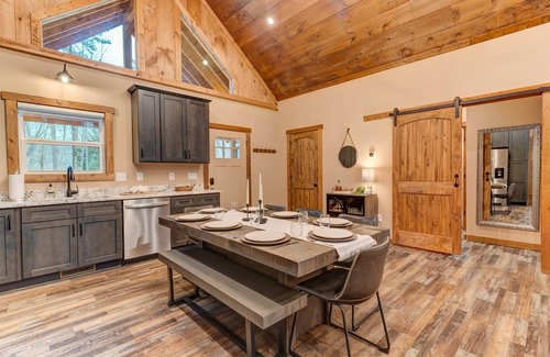 Ellijay Cabin | Bucks & Bourbon-Luxury– 3 King Beds Hot Tub Fire Pit Game & Movie Rooms