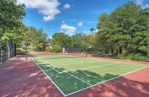 Buda Cottage | Buda Casita: Charming 1-Bed, 1-Bath, 15 Mins to Downtown Austin! King size bed.