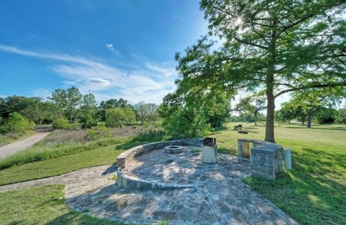Buda Cottage | Buda Casita: Charming 1-Bed, 1-Bath, 15 Mins to Downtown Austin! King size bed.