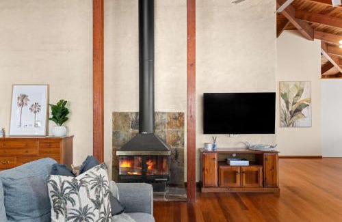 Buderim House | Buderim Rustic Retreat - Pool & Pet Friendly