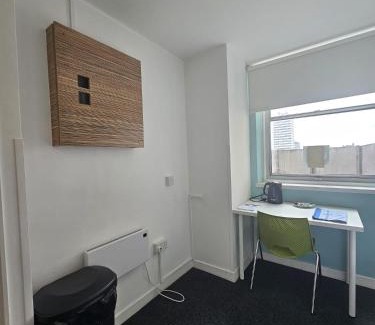 Coventry City Centre Hotel | Budget En-suite Room in Coventry City Centre