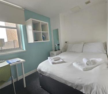Coventry City Centre Hotel | Budget En-suite Room in Coventry City Centre