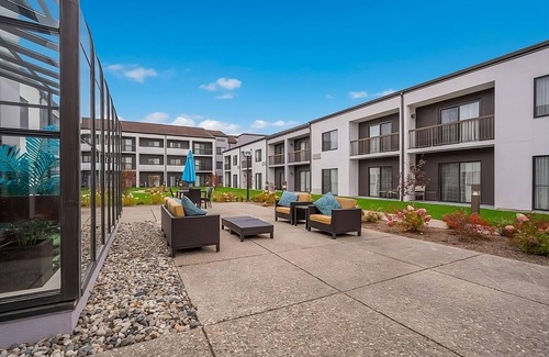 Auburn Hills Resort | Budget-friendly Accommodation! Indoor Swimming Pool, Pets are Welcome!
