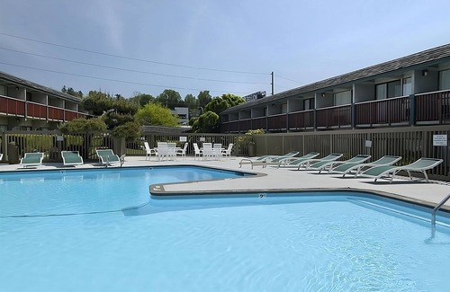 West Bellevue Hotel | Budget-Friendly Accommodations at Red Lion Hotel Bellevue! Outdoor Pool