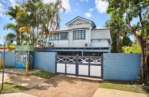 Cairns North Apartment | Budget Group Stay, 5 BR in 2nd floor Queenslander