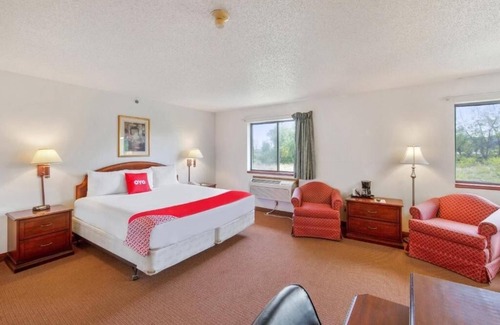 Portage Hotel | Budget Room Near Lake Michigan, Hiking Trails & Lighthouse Place Outlet Shopping