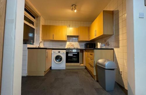 Luton House | Budget Stay In Luton 02 04