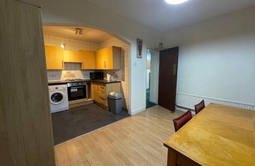 Luton House | Budget Stay In Luton 02 04