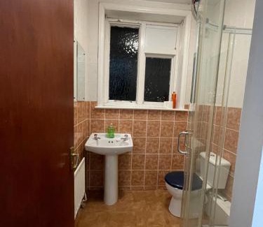 Luton House | Budget Stay In Luton 02 04