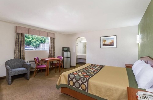 Austin Ave. Hotel | Budget Stay w/Mini-Fridge and Microwave Near Waco’s Top Museums – Pet-Friendly!