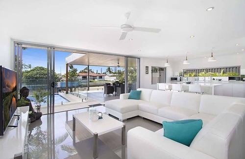 Broadbeach Waters House | Buena Vista Summary: