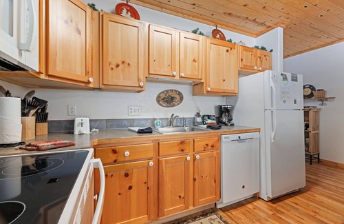 Fall River Estates Condo | Bugle Pointe B18 (Private Hot tub) River Views!