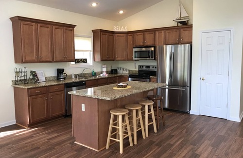 Grand Rivers Cottage | Built in 2007 - 4 BR/3 BA Lakeview in Grand Rivers - The Only City on Both Lakes