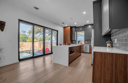 South Congress House | Built in 2024!, 5 bed/5bath with swimming pool, one block to South Congress