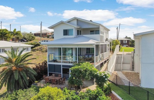 Emu Park House | Bungalow on Bright (BOB's) - Boasts captivating island views.