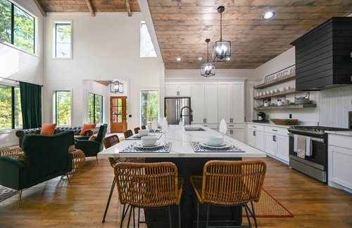 Broken Bow Cabin | Bunk Room | Hot Tub | Fire Pit | Sleeps 16 | Views