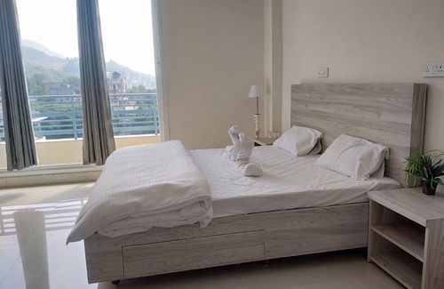Dharamshala Bed & Breakfast | Buntees Nest: Luxury Room with Mountain View