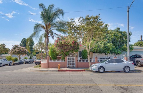 Burbank House | Burbank Home w/Yard, Walk to Downtown Shops!