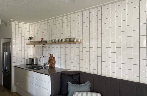 Burleigh Heads Apartment | BURLEIGH BEACH - Renovated Unit With Free WIFI