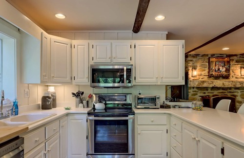 Clayton House | Burton Surf Club - Lakefront with Dock 5 Bedroom Renovation - Sleeps 8