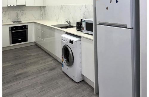 Burwood Apartment | Burwood 2Br Lovely Apt Near Train