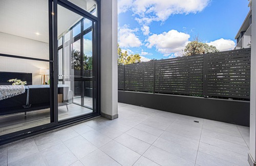 Burwood Apartment | Burwood stunny apt with Parking Train&Shopping