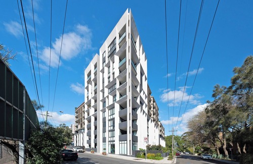 Burwood Apartment | Burwood stunny apt with Parking Train&Shopping