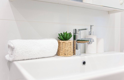 Burwood Apartment | Burwood stunny apt with Parking Train&Shopping