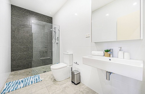 Burwood Apartment | Burwood stunny apt with Parking Train&Shopping