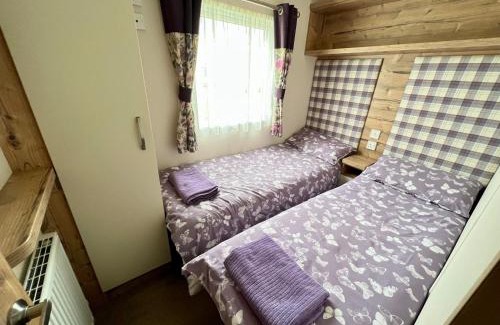 South Cerney Ski Chalet | Butterfly Retreat - Dog Friendly
