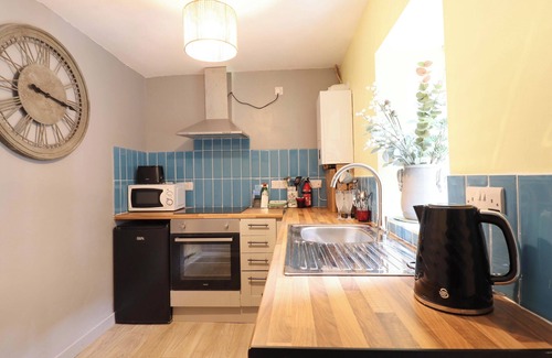 Porthmadog Cottage | BWTHYN BACH, character holiday cottage, with a garden in Porthmadog