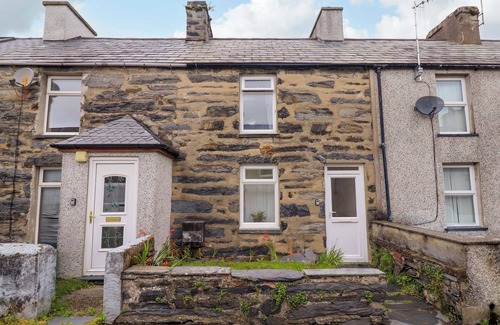 Porthmadog Cottage | BWTHYN BACH, character holiday cottage, with a garden in Porthmadog