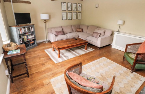 Oldwalls House | BWTHYN BERWIG, pet friendly, with open fire in Llanrhidian