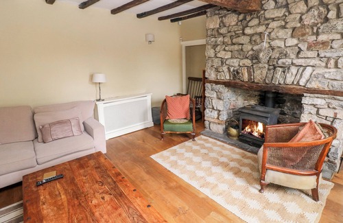 Oldwalls House | BWTHYN BERWIG, pet friendly, with open fire in Llanrhidian