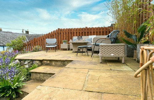 Beaumaris Cottage | Bwthyn Bryn Gwyn - a near a pub that sleeps 4 guests in 2 bedrooms