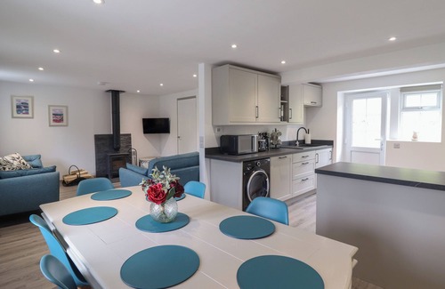 Dinas Mawddwy Cottage | BWTHYN CAMLAN, family friendly, with hot tub in Dinas Mawddwy