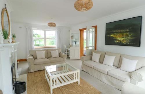 Llangefni House | Bwthyn Clai