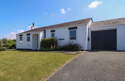 Edern House | BWTHYN GWYN BACH, pet friendly, with open fire in Morfa Nefyn
