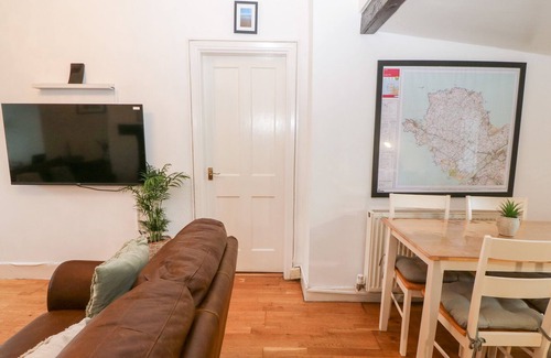 Malltraeth Cottage | BWTHYN TAID A NAIN, pet friendly, with hot tub in Newborough
