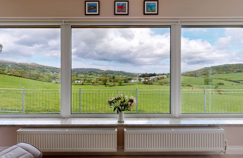 Henryd Cottage | Bwthyn Tan Dderwen - Two Bedroom Cottage, Sleeps 4